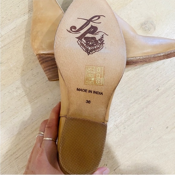 Free People double V leather ankle booties NEW - Picture 5 of 7